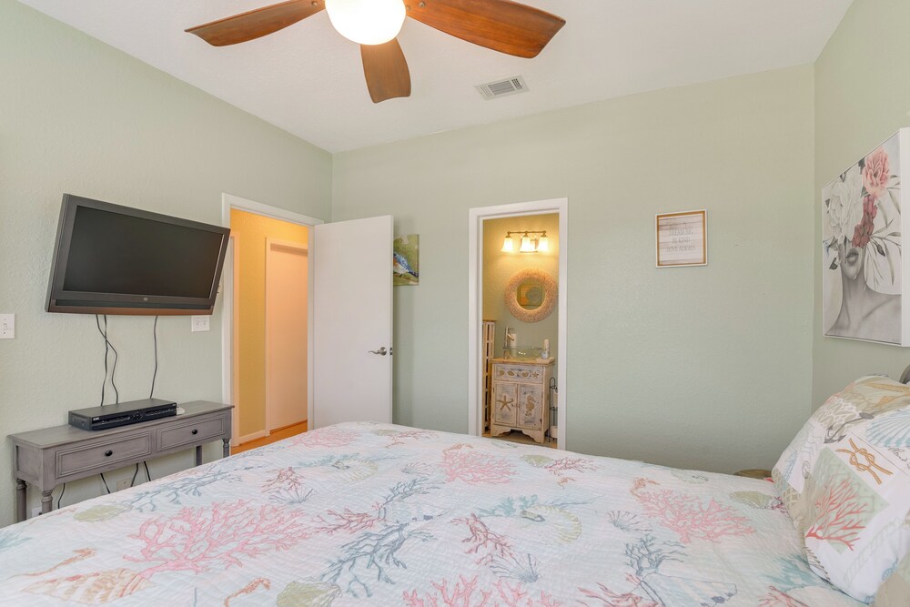 Boat Slip + Decks: Waterfront Gem Near Galveston!