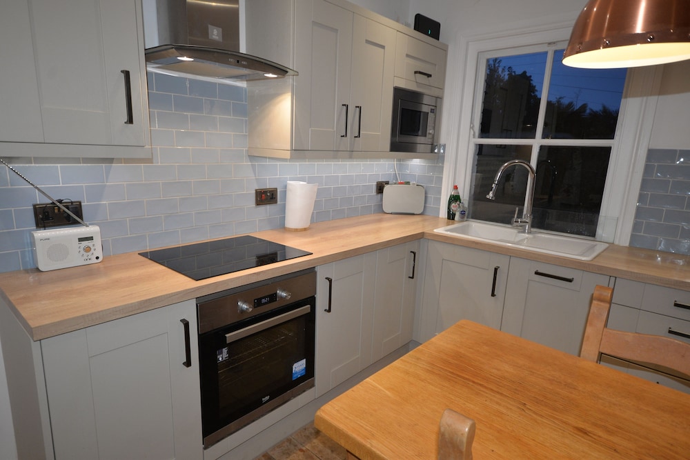 Delightful Cottage In Sandwich - One Bedroom