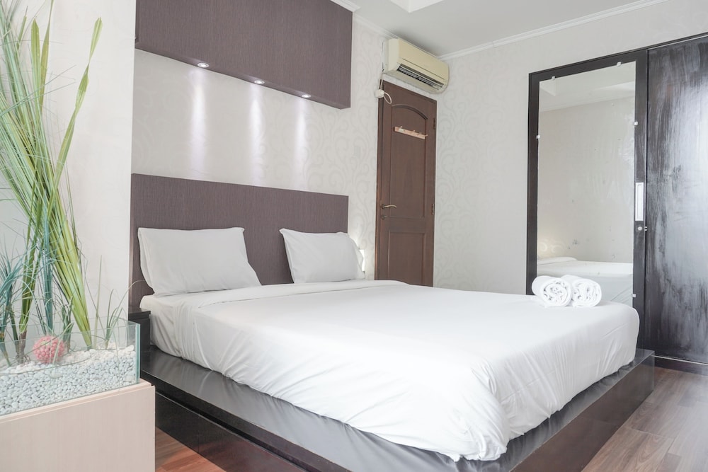 Elegant and Comfy 1BR with Extra Room Apartment at Bellagio Residence