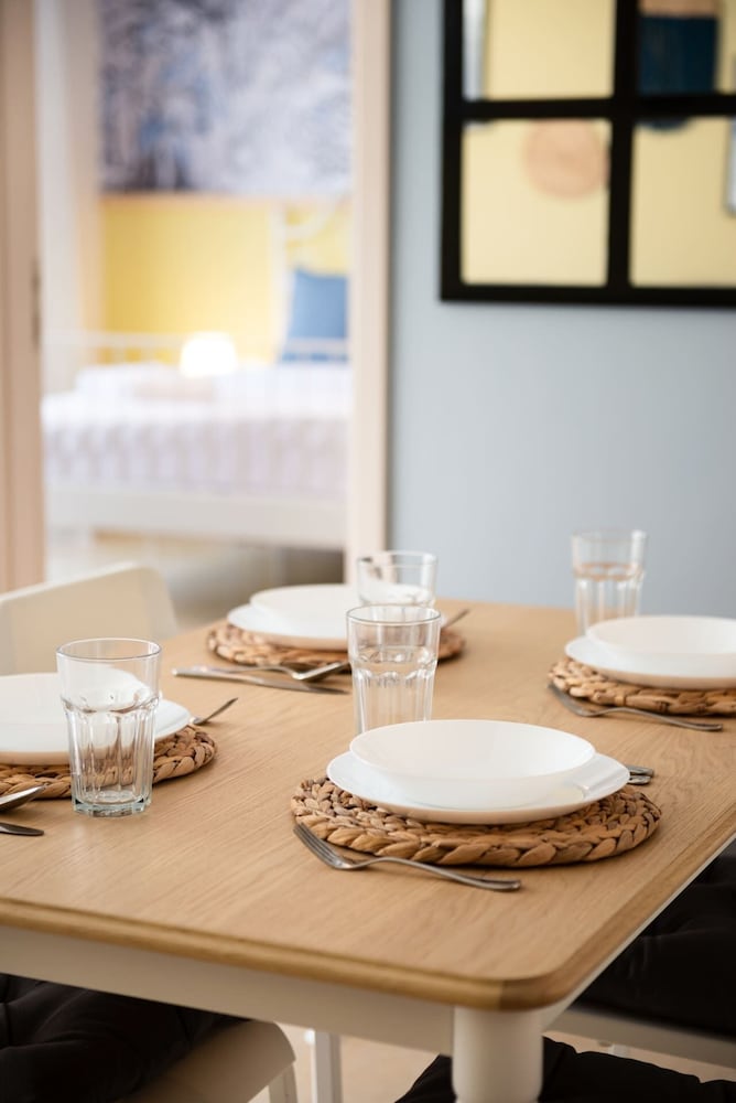 Xuru Stays I Exotic 1bdr w/ Outdoor Terrace Pool & Beach Access