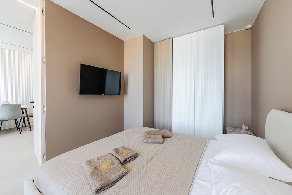 Marina Jacuzzi Suites 2 by  PS