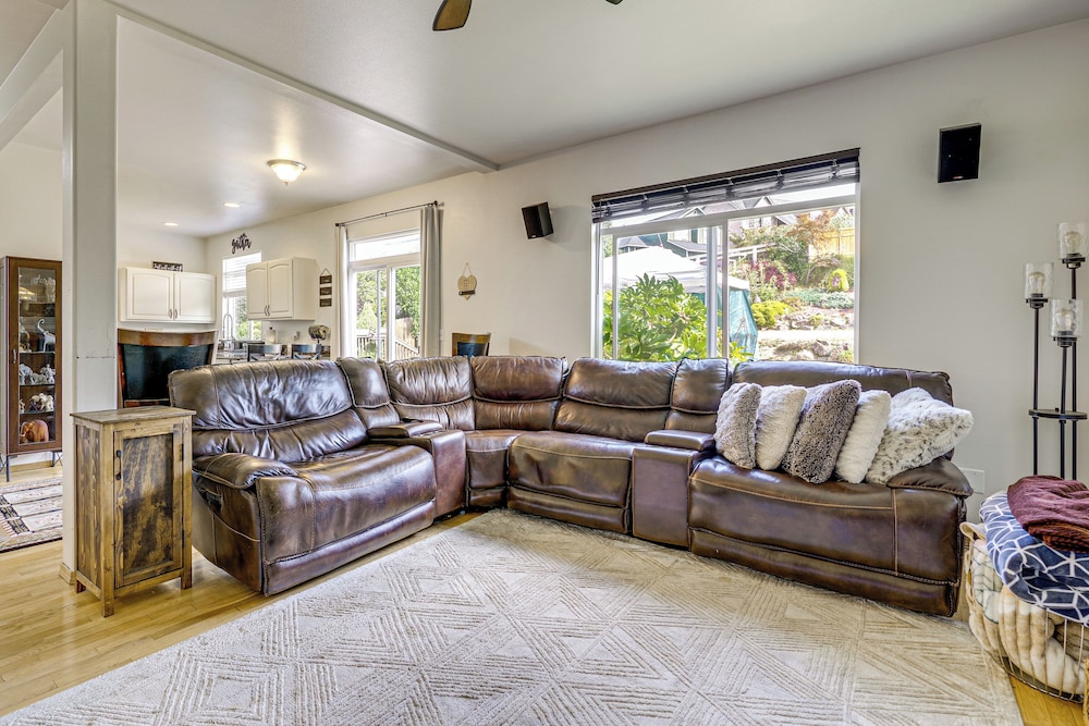Spacious Yard & Deck: Home 8 Mi to Puget Sound!