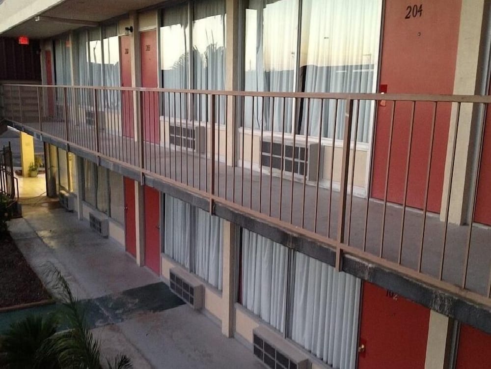 Su Casa Inn & Suites