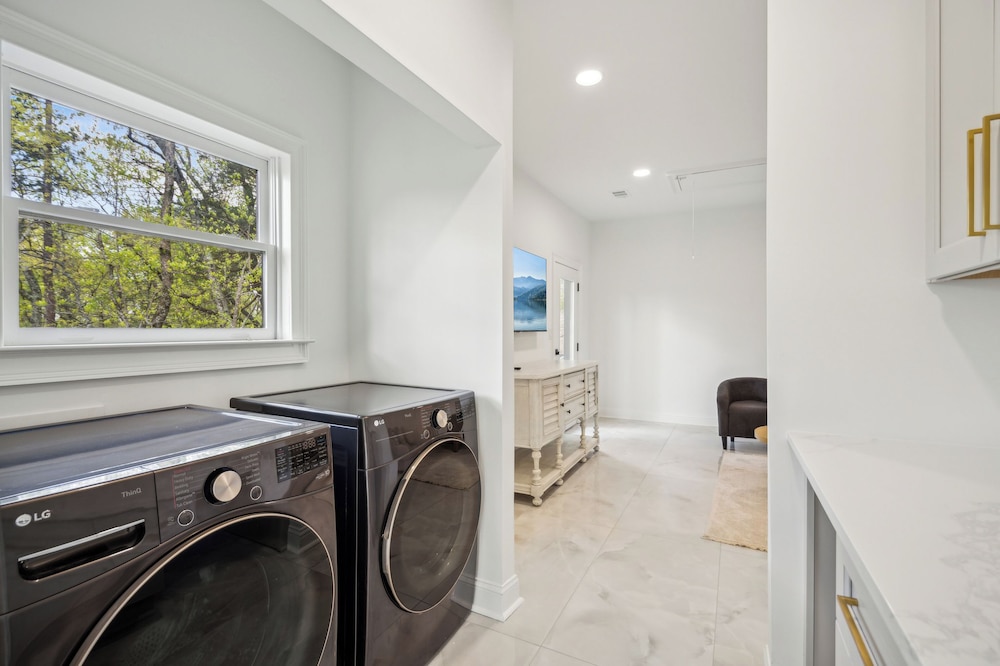 Hot Tub, Decks & 2 Kitchens: Mtn-view Jasper Gem!