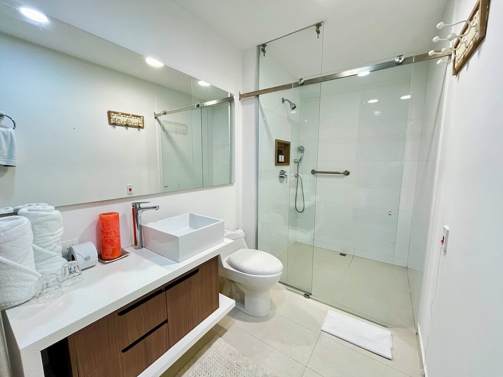 Room in B&B - Suite in Portanova Hotel- Near Airport