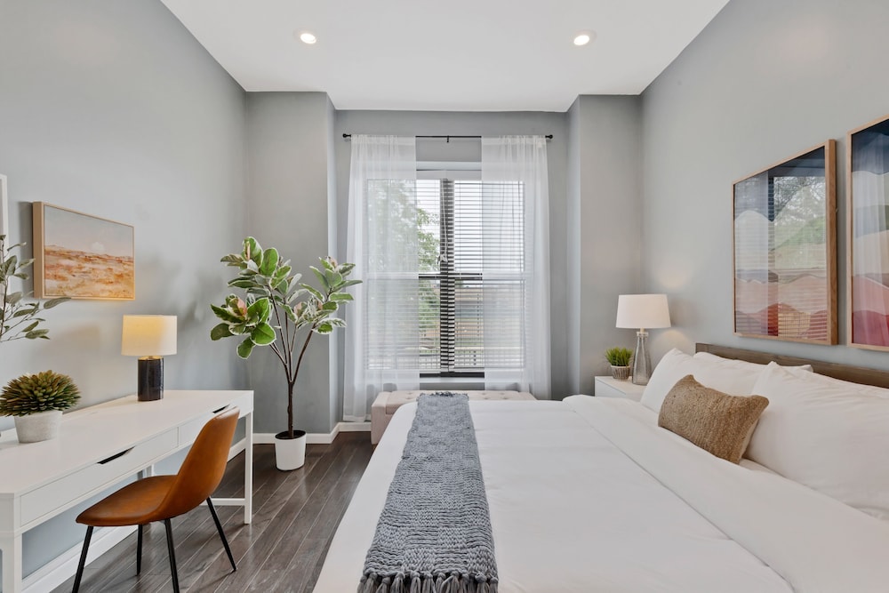 Modern Condo Oasis In The Heart Of Chicago 4 Bedroom Home by RedAwning photo 2