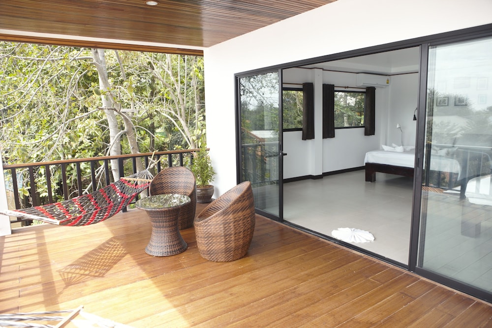 The Reef Hotel & Studios