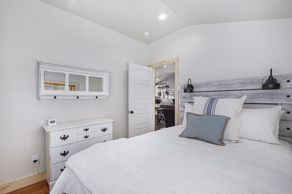 Niwot Cabin - Stay In Rocky Mountain National Park - Estes Park - New Listing - 22-zone3298 2 Bedroom Cabin by RedAwning view 4