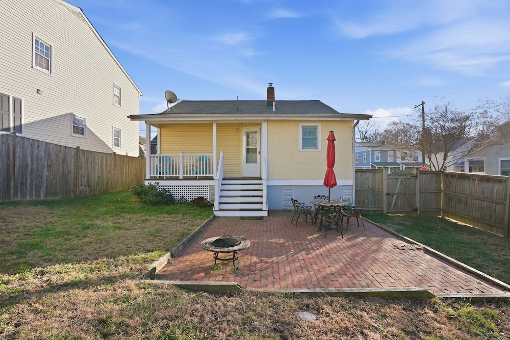 Dc Area Bungalow Near Shops And Dining 3 Bedroom Home