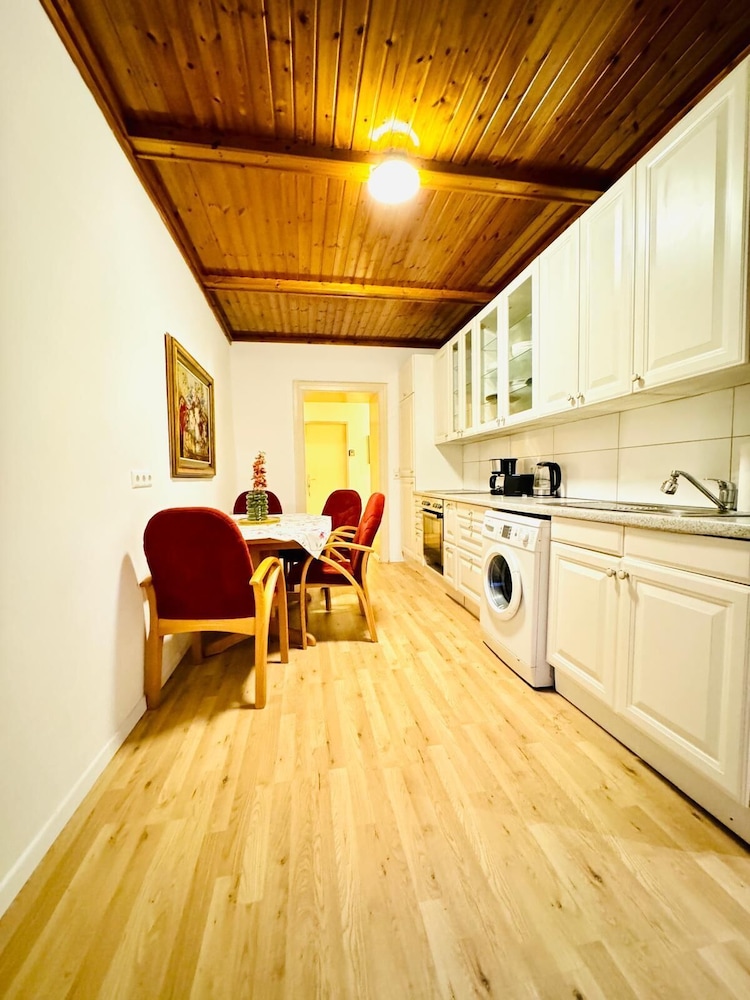 Cozy 4BR Apt for 12P Near FAC Platz