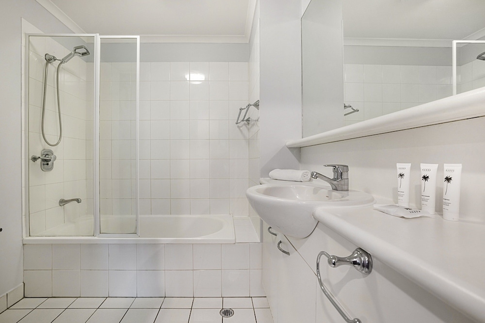 Family Unit With Balcony, Free Trams to CBD Sights
