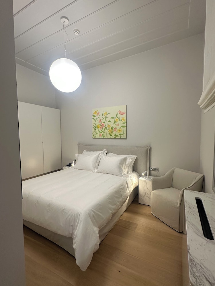 Amalie Suites
