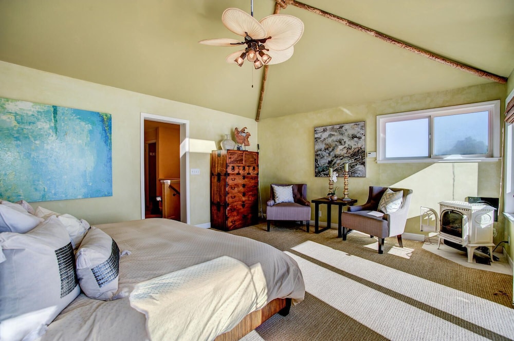 4 Br Waterfront , Private Beach 4 Bedroom Home by RedAwning