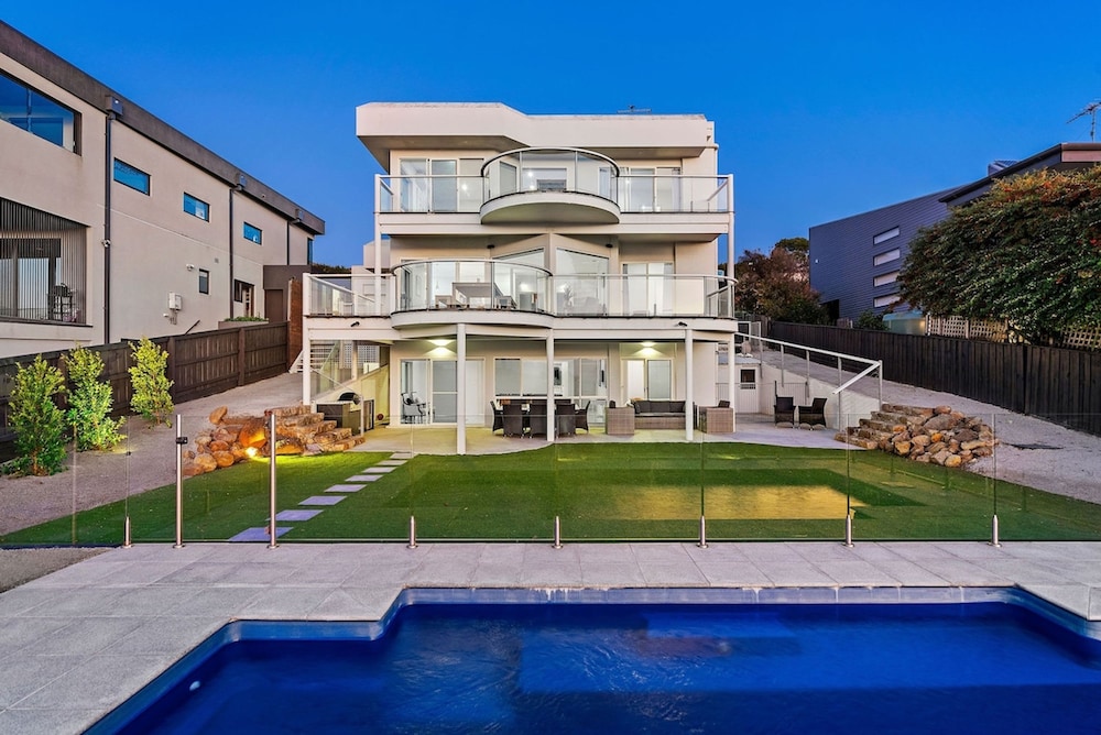 Clifftop Family Retreat With Views Pool - Image 1