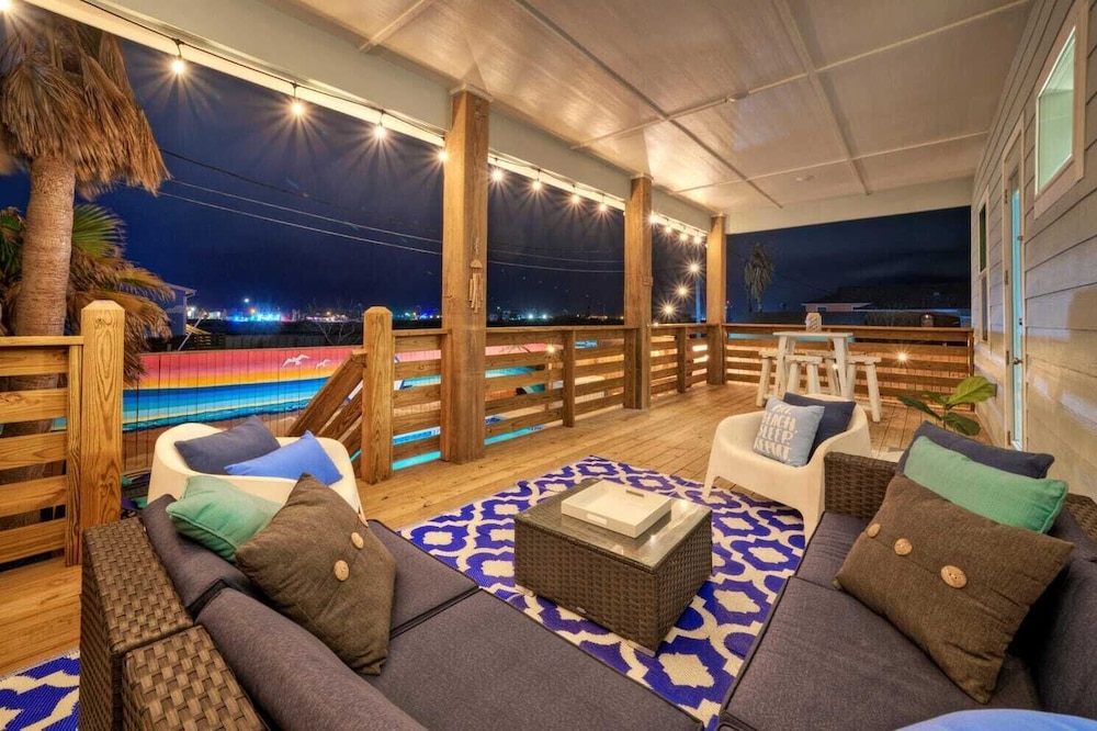 Sleeps 22! 2 Homes Priv Pool, Putting Green, Bar, Deck, Prime Port A Location
