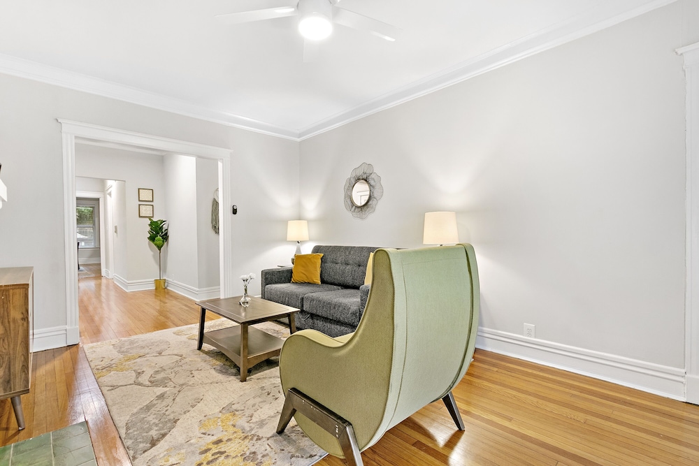Chic 2BR Escape - Buckingham 1
