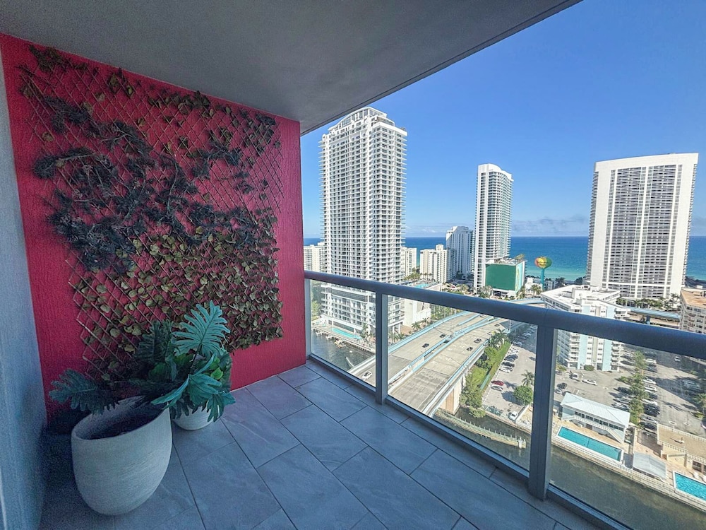 Luxury 3-BR Apartment with Stunning City