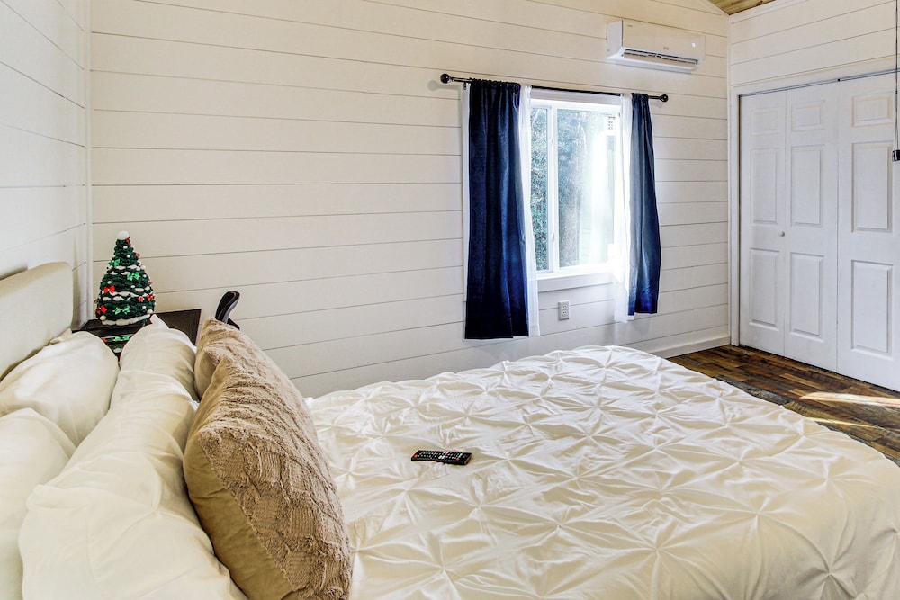 1 Mi to Dtwn Enterprise: Pet-friendly Home w/ Yard