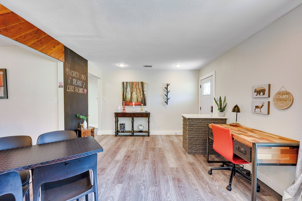 San Antonio Home, 2 Mi to Airport - Pets Welcome!