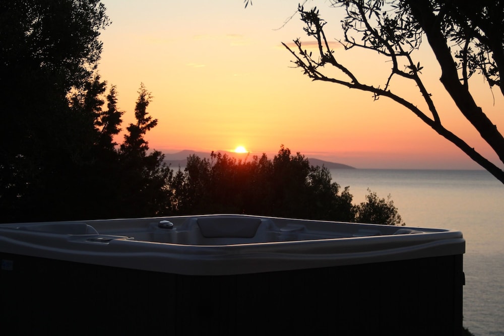 Villa Rouvis With Outdoor Hot Tub