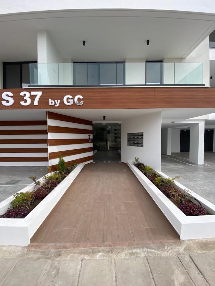 Beachcomber 2-BR Apartment in Larnaca