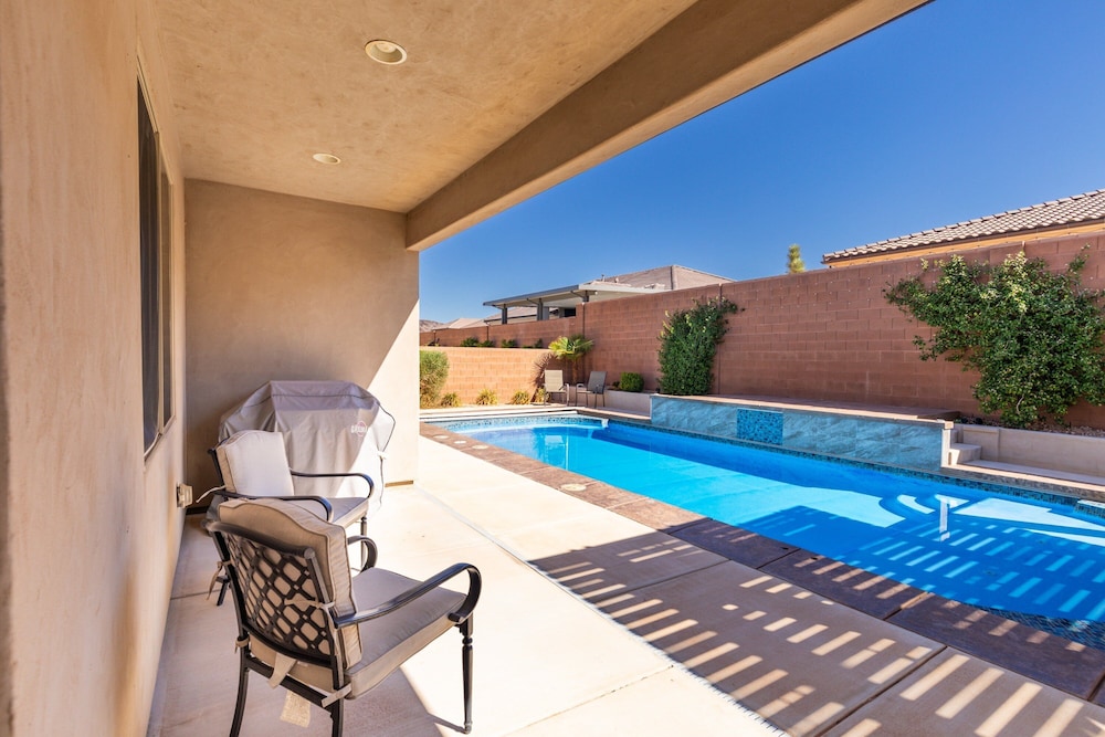Hurricane Falls Pool, Hot Tub Plus Dog Friendly! 4 Bedroom Home