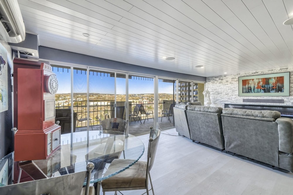 1BD Luxury Condo Cocktail Lounge Beautiful Views