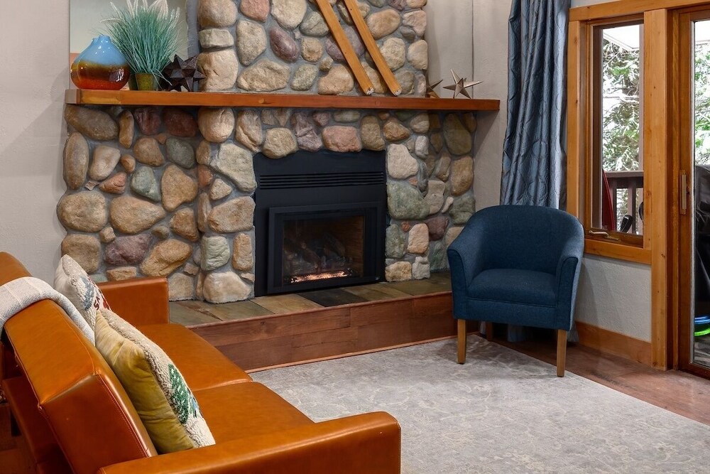 Winterwood 10 2 Bedroom Condo by RedAwning view 4