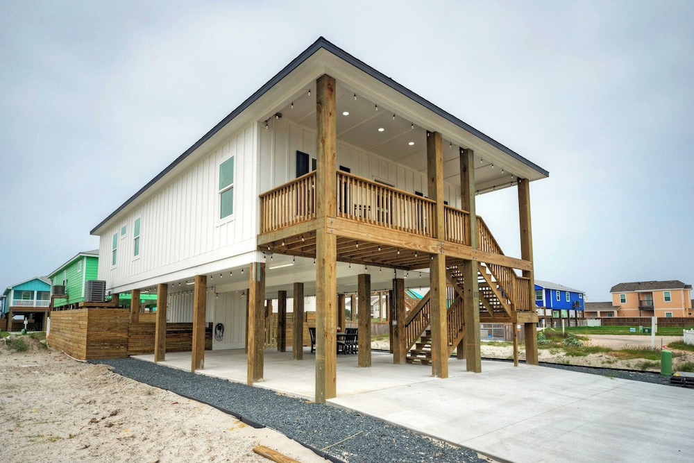 Sleeps 24 2 Homes, Priv Pool, Swing Bar, Patio Lounge Near Nature Preserve