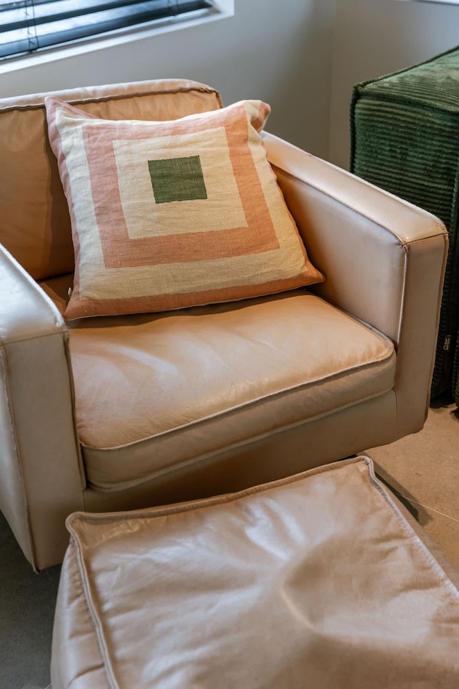 Charming Chic Stay With Garden Views Parking