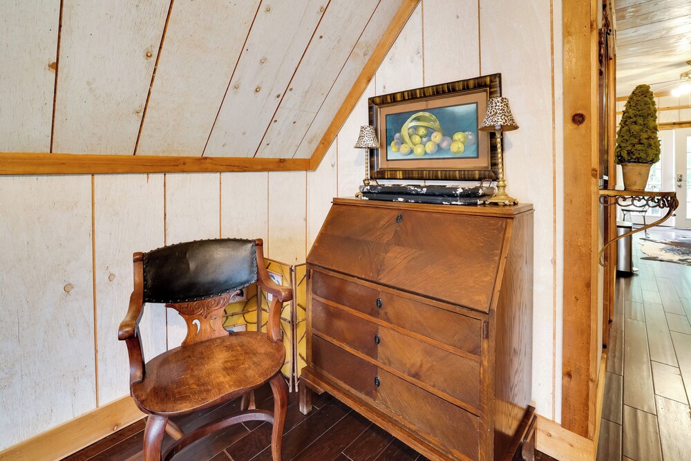 Chic 'tree House' Studio ~ 24 Mi to Bandera!