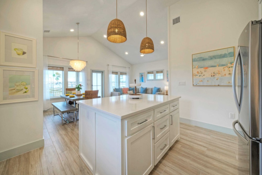 Sleeps 24 2 Homes, Walk to the Beach, Private Pools, Fire Pit, Modern Design