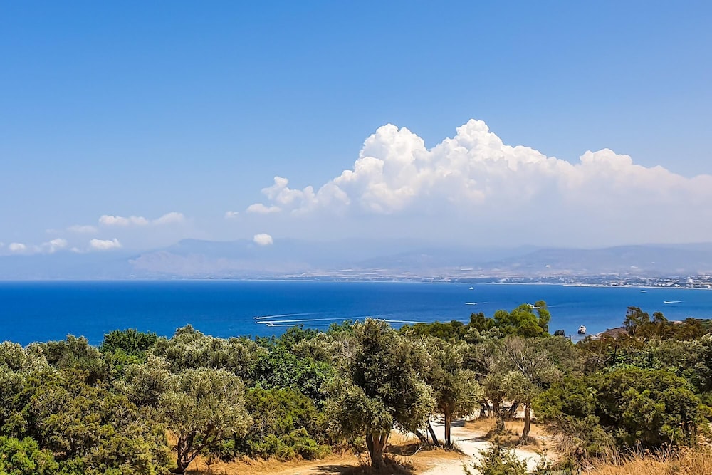 Villa Yiangos in Neo Chorio view 2