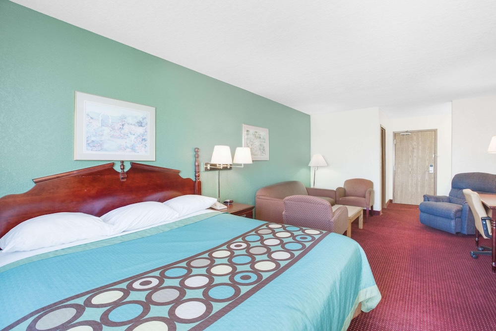 Super 8 by Wyndham Kennett - Property Image 10