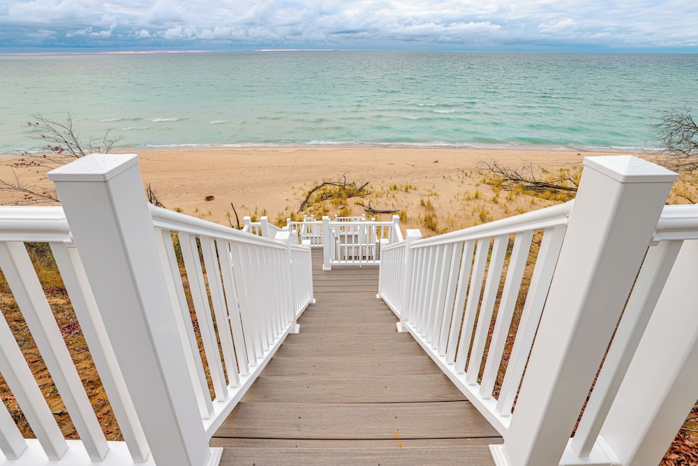 Walk to Beach & Lake Michigan: Manistee Bliss!