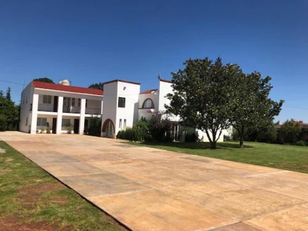 Hotel Sierra Bonita - Image 1