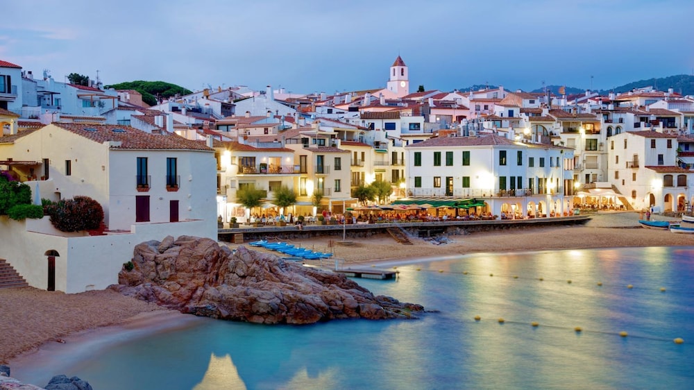 Pineda in Llafranc With 4 Bedrooms and 2 Bathrooms