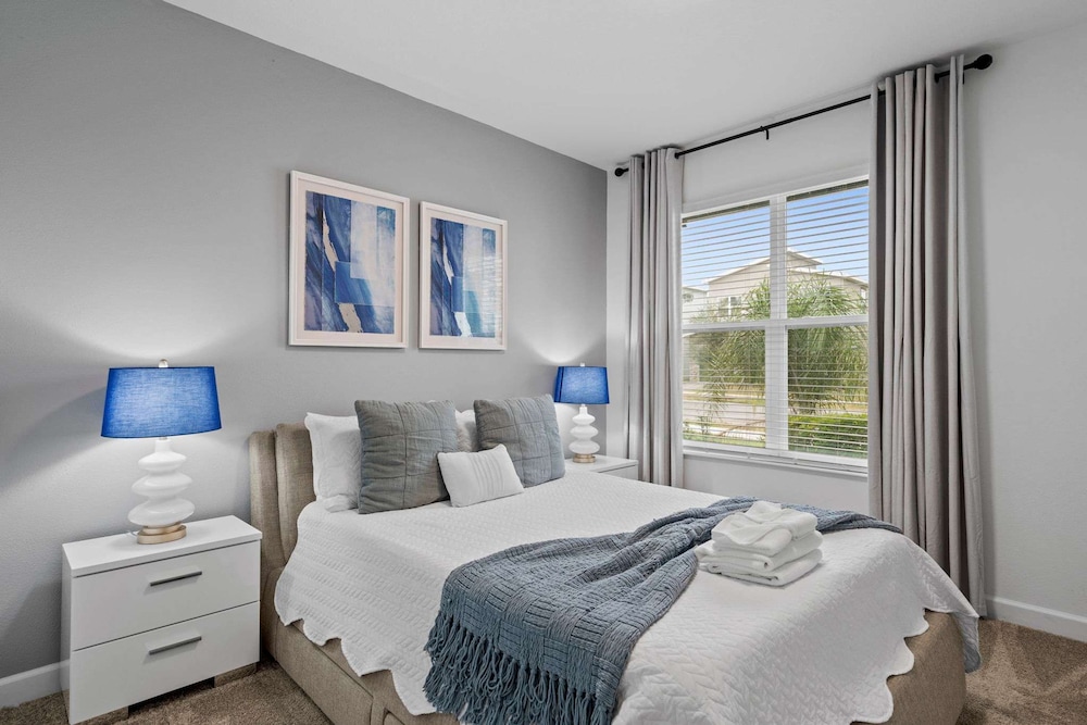 Chic Spacious 5BR Retreat Near Disney