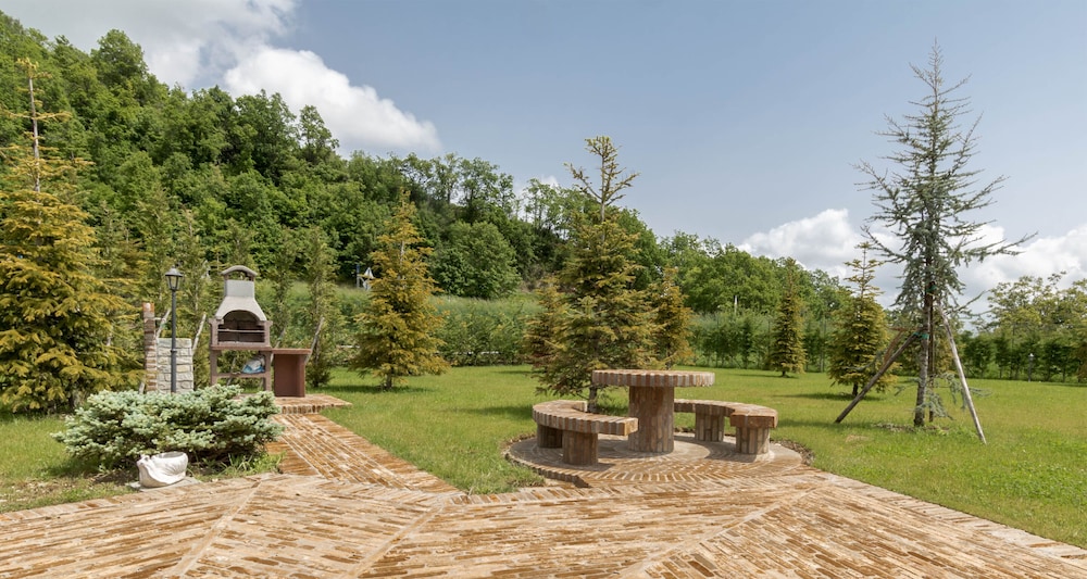 JOIVY Superb Villa For 7 W/Backyard And Bbq Area In Vaccarezza view 3