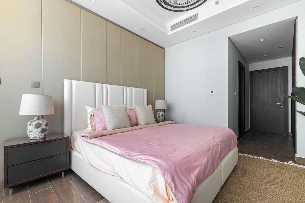 SIMPLY COMFORT Skyline Apts at Nobles Tower with Luxury Burj View