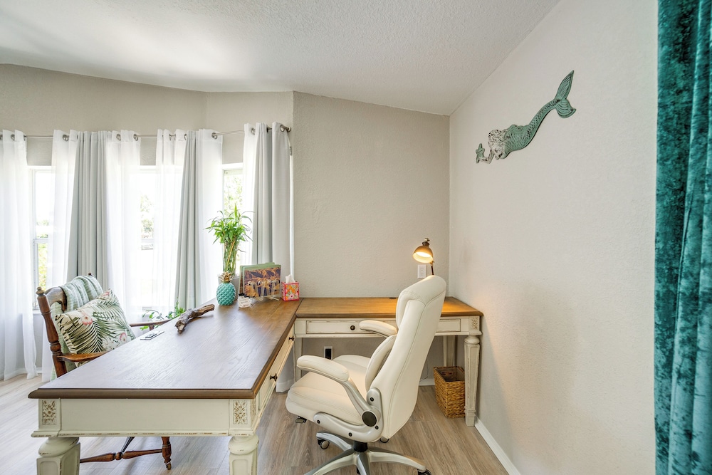 Tee Off & Soak Up Sun! Airy Englewood Gem w/ Yard