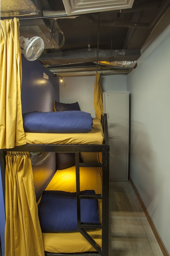 RedDoorz Hostel @ Signature Inn