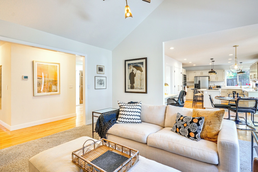 Near Shops & Cafes: Beaverton Haven w/ Luxe Decor!