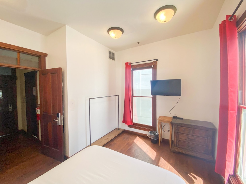 International Travelers House Hostel \- Downtown San Diego Little Italy.