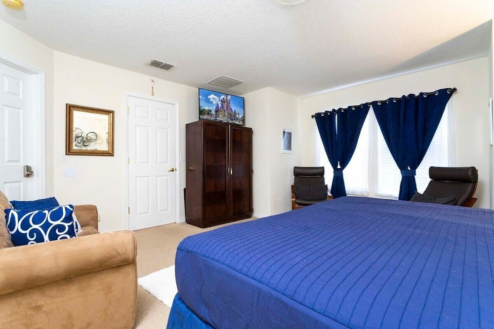 Gorgeous 4 Bedroom w/ Pool Close to Disney 920