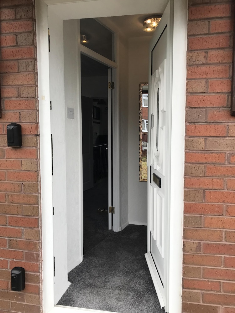 Modern 3-bed House With Parking Bamber Bridge, Preston view 4