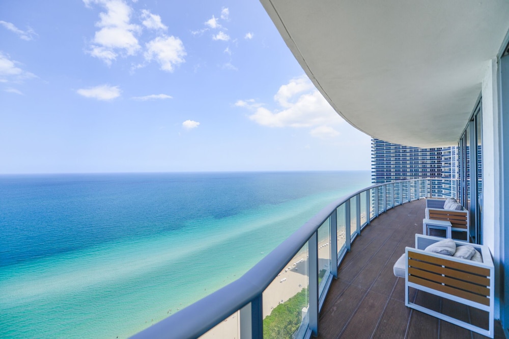 Oceanfront Luxury Condo, Hollywood - Image 1