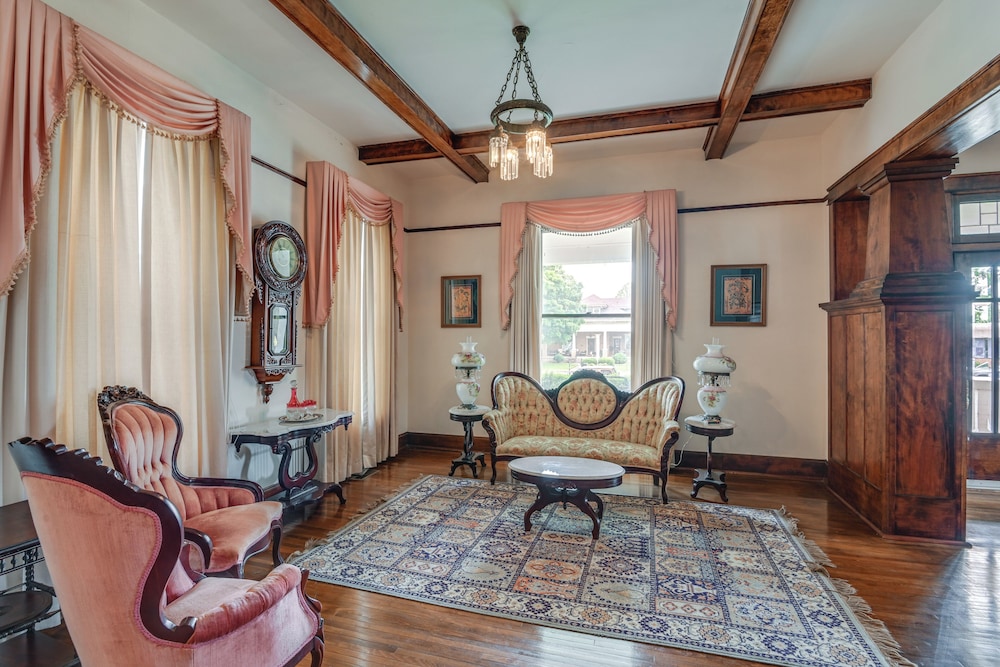 Walk to Lawrenceburg Square: Home for Large Groups
