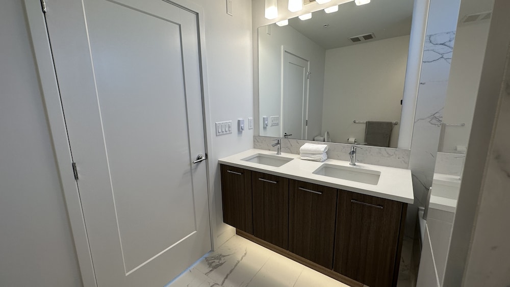 Vancouver Vacations - Ruby Red Cloud Homes Vancouver - Property Image 11