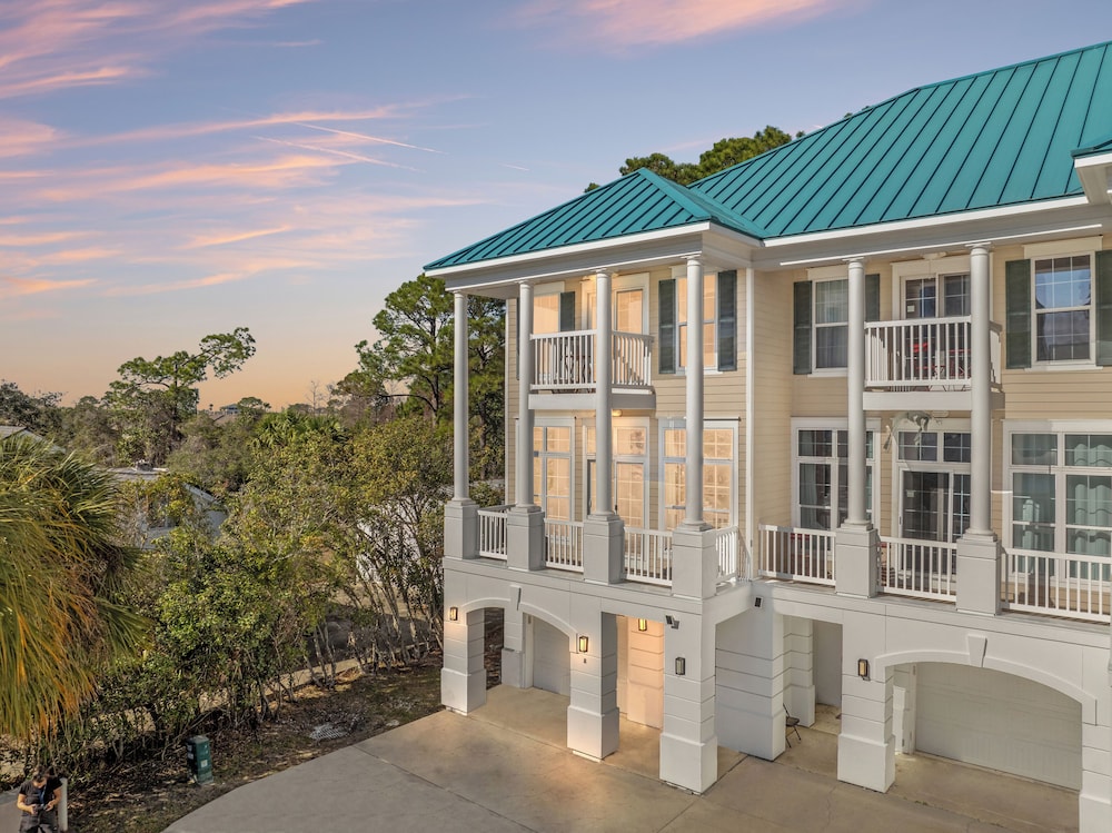 Sailors Cove: 5-bedroom, 4.5 Baths, Sleeps 12! Steps Away From the Beach!